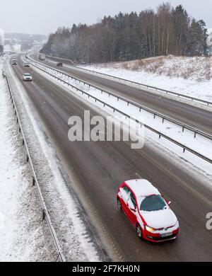 Floda, Svezia. 11 marzo 2021. SWE Weather: Storm Evert provoca condizioni di fondo stradale sdrucciolevole e pericolose con quantità significative Foto Stock