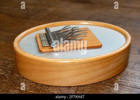 Tradizionale Kalimba in legno (pianoforte con pollice) su una superficie in legno Foto Stock