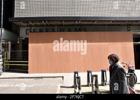 Oxford Street, Londra, Regno Unito. 8 Aprile 2021. L'ex negozio di punta Debenhams di Oxford Street è salito. Credit: Matthew Chpicle/Alamy Live News Foto Stock