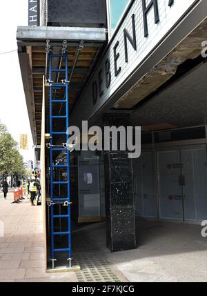 Oxford Street, Londra, Regno Unito. 8 Aprile 2021. L'ex negozio di punta Debenhams di Oxford Street è salito. Credit: Matthew Chpicle/Alamy Live News Foto Stock