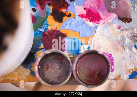 Gli artisti pennelli e vernici ad olio su palette di legno. Foto Stock