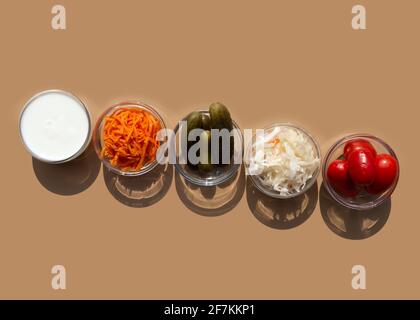 Alimenti fermentati, crauti e carote, pomodori e cetrioli sottaceto, kefir normalizzano il microbiota intestinale e rafforzano il sistema immunitario. Foto Stock