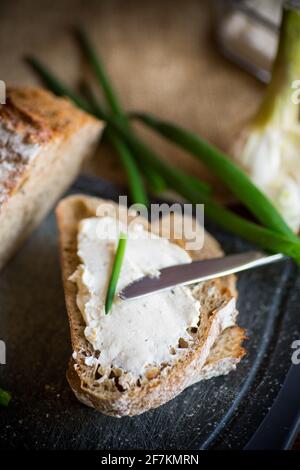 Pane di grano saraceno fatto in casa con formaggio spalmato all'aglio Foto Stock