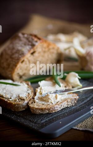 Pane di grano saraceno fatto in casa con formaggio spalmato all'aglio Foto Stock