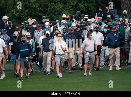 Augusta, Stati Uniti. 8 aprile 2021. I clienti arrivano per l'inizio del 2021 Masters Tournament all'Augusta National Golf Club di Augusta, Georgia, giovedì 8 aprile 2021. Foto di Kevin Dietsch/UPI Credit: UPI/Alamy Live News Foto Stock