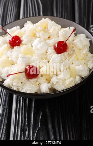 Il riso glorificato è un'insalata di dessert popolare nella cucina del Midwest servita nel Minnesota e in altri stati primo piano in un piatto sul tavolo. Verticale Foto Stock