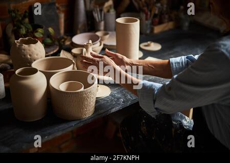 Artista ceramico femminile che lavora in laboratorio di ceramica Foto Stock