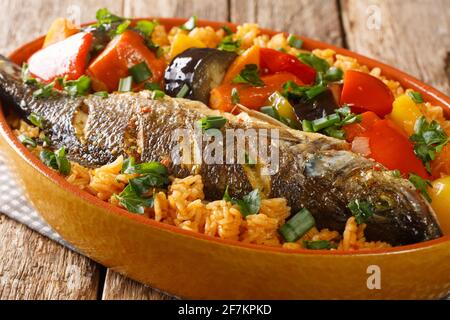 Senegalese Thieboudienne è una preparazione di pesce fresco, e riso, cotto con verdure come manioca, zucca, cavolo, carota, melanzane vicino Foto Stock