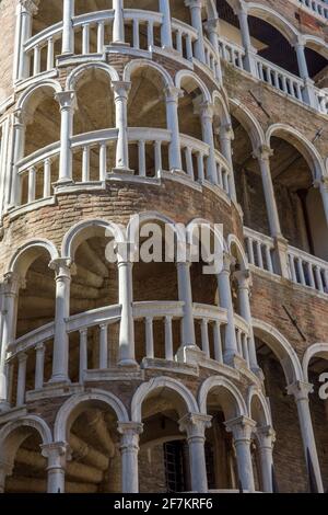 Scoperta della città di Venezia e dei suoi piccoli canali e dei romantici vicoli, Italia Foto Stock