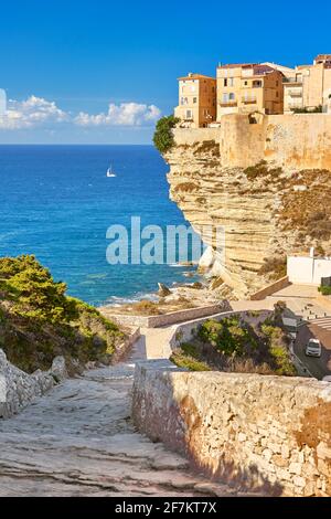 Città Vecchia situata sulla scogliera calcarea, Bonifacio, Costa Sud dell'Isola di Corsica, Francia Foto Stock