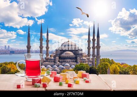 Istanbul tè turco di fronte alla Moschea Blu, Turchia Foto Stock