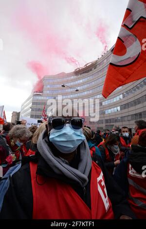 Dimostrazione nazionale a Parigi per richiedere 183 € per tutti i dipendenti esclusi dal sistema sanitario. Circa 1000 persone in boulevard Pasteur Foto Stock