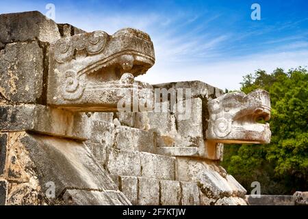 Jaguar capi della piattaforma di Venere, le antiche rovine Maya, Chichen Itza sito archeologico, Yucatan, Messico Foto Stock