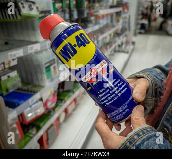 New York, Stati Uniti. 15 Ott 2018. Un acquirente acquista una bomboletta di lubrificante spray WD-40 in un negozio a New York lunedì 15 ottobre 2018. (Foto di Richard B. Levine) Credit: Sipa USA/Alamy Live News Foto Stock