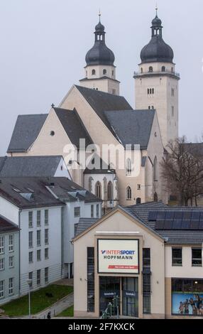 Plauen, Germania. 8 aprile 2021. Le torri gemelle della chiesa di San Giovanni si innalzano in modo predominante nel cielo sopra Plauen. Sabato (10.04.2021), anniversario dell'ultimo raid aereo pesante a Plauen nella seconda guerra mondiale, la chiesa sarà accettata nella Comunità Internazionale della Croce delle Nails. Credit: Hendrik Schmidt/dpa-Zentralbild/dpa/Alamy Live News Foto Stock