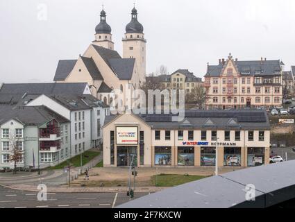 Plauen, Germania. 8 aprile 2021. Le torri gemelle della chiesa di San Giovanni si innalzano in modo predominante nel cielo sopra Plauen. Sabato (10.04.2021), anniversario dell'ultimo raid aereo pesante a Plauen nella seconda guerra mondiale, la chiesa sarà accettata nella Comunità Internazionale della Croce delle Nails. Credit: Hendrik Schmidt/dpa-Zentralbild/dpa/Alamy Live News Foto Stock