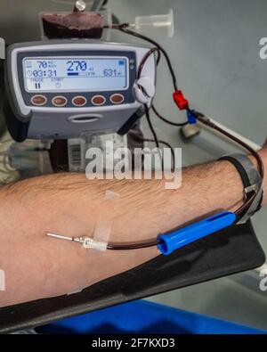 Londra, Regno Unito. 8 Apr 2021. Una donazione di sangue al Centro dei donatori del West End - il sangue è ancora richiesto dall'NHS e quindi i centri di donazione sono ancora aperti con un maggior allontanamento sociale. Credit: Guy Bell/Alamy Live News Foto Stock