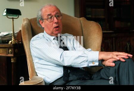 Barry Jackson Presidente del Royal College of Surgeons ago 2000 durante un'intervista al suo ufficio Foto Stock