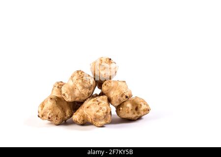 Pochi tuberi di carciofi di Gerusalemme isolati su sfondo bianco. Foto Stock