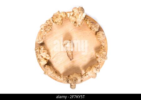 Tuberi di carciofi di Gerusalemme su tavola di legno, isolati su sfondo bianco. Foto Stock