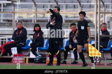 (210408) -- GOYANG, 8 aprile 2021 (Xinhua) -- Jia Xiuquan (C), capo allenatore della nazionale femminile di calcio cinese, istruisce i giocatori durante la prima tappa del torneo olimpico femminile di Tokyo tra Cina e Corea del Sud allo stadio Goyang di Goyang, Corea del Sud, 8 aprile 2021. (Foto di Seo Yu-seok/Xinhua) Foto Stock