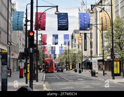Oxford Street, Londra, Regno Unito. 8 Aprile 2021. Nuove bandiere su Oxford Street prima della riapertura di negozi non essenziali il 12 aprile. Credit: Matthew Chpicle/Alamy Live News Foto Stock