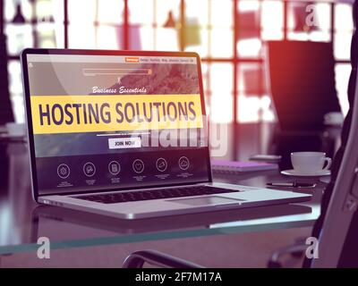 Ambiente di lavoro moderno con notebook che mostra la landing page con soluzioni di hosting. Immagine tonata con messa a fuoco selettiva. Foto Stock