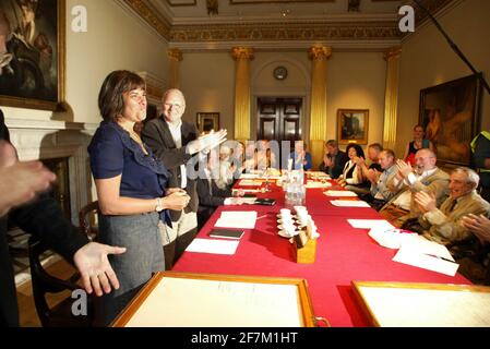 Tracy Emin assume ufficialmente il suo ruolo di Accademico Firmando il rotolo di obbligo alla Royal Academy Di Arte a Londra pic David Sandison Foto Stock