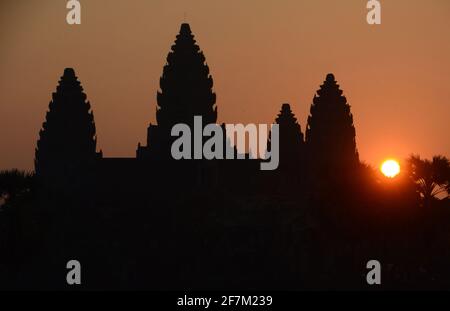 Siem Reap, Cambogia. 15 Feb 2017. Angkor Wat, Siem Reap, Cambogia è visto all'alba Giovedi, 16 febbraio 2017. I templi di Angkor sono chiusi per due settimane nel tentativo di frenare la diffusione del Coronavirus, è stato annunciato l'8 aprile 2021. Credit: Mark Hertzberg/ZUMA Wire/Alamy Live News Foto Stock