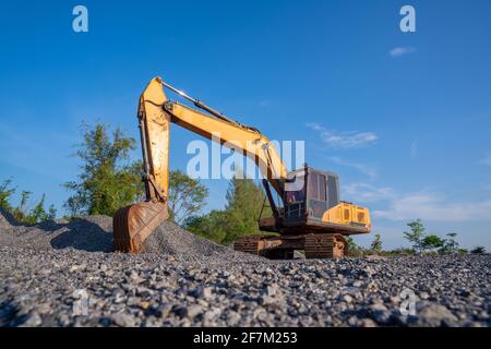Escavatore cingolato, escavatore industriale per lavori di costruzione in cantiere Foto Stock