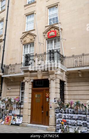 L'esterno dell'ambasciata del Myanmar a Londra, dopo che il suo ambasciatore a Londra, Kyaw Zwar Minn, ha passato la notte nella sua automobile dopo che l'addetto militare del suo paese gli ha negato l'entrata nei locali, l'8 aprile 2021, a Londra, Inghilterra. Il governo democraticamente eletto in Myanmar è stato rovesciato a febbraio da un colpo di stato guidato dai militari. Foto Stock