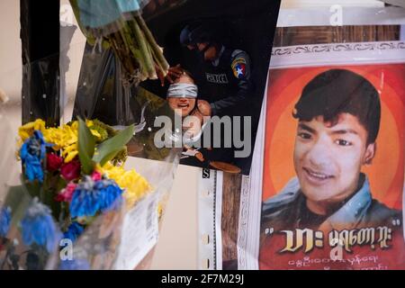 Tributi per coloro che sono stati uccisi dopo il colpo di stato del Myanmar, sono attaccati alle ringhiere al di fuori dell'ambasciata londinese del paese, l'8 aprile 2021, a Londra, Inghilterra. Il governo democraticamente eletto in Myanmar è stato rovesciato a febbraio da un colpo di stato guidato dai militari. Foto Stock