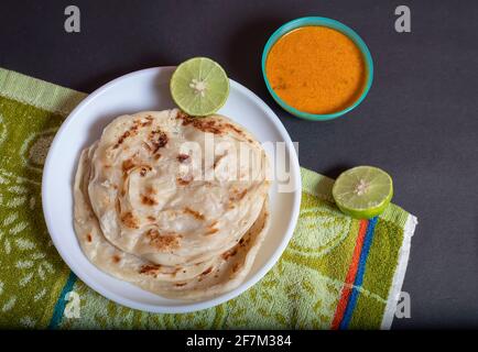 Kerala Parotta ha stratificato pane piatto usando grano popolare in India del sud. Foto Stock