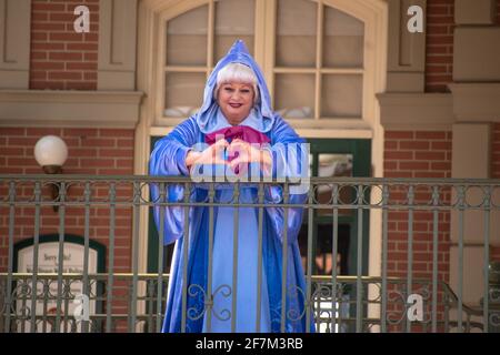 Orlando, Florida. 04 agosto 2020. Fairy Godmother sventola dal balcone della Walt Disney World Railroad a M 140 Foto Stock