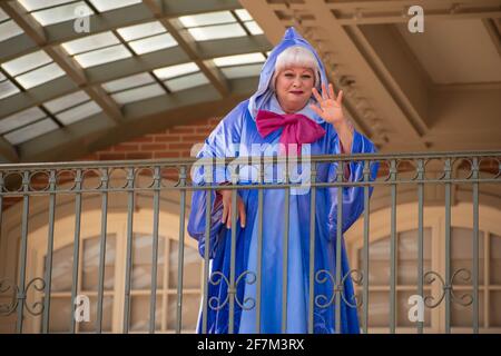 Orlando, Florida. 04 agosto 2020. Fairy Godmother sventola dal balcone della Walt Disney World Railroad a M 143 Foto Stock