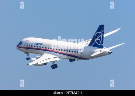 Voli in mostra Sukhoi Superjet 100. Russia, regione di Mosca Zhukovsky, aeroporto Ramenskoe. Aviasalon MAKS 2019. 31 agosto 2019 Foto Stock