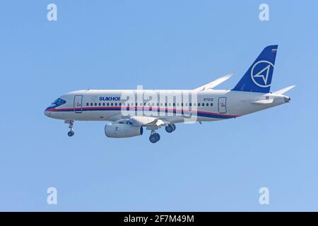 Voli in mostra Sukhoi Superjet 100. Russia, regione di Mosca Zhukovsky, aeroporto Ramenskoe. Aviasalon MAKS 2019. 31 agosto 2019 Foto Stock