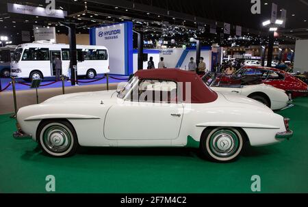 Bangkok, Thailandia - 4 aprile 2021: Auto d'epoca Mercedes Benz 190SL W121 esposta al SALONE INTERNAZIONALE DELL'AUTOMOBILE DI BANGKOK 2021 Foto Stock