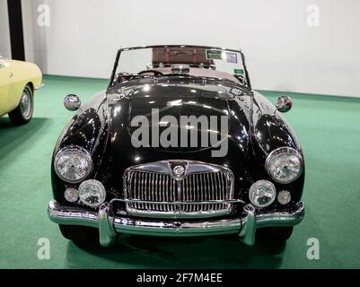 Bangkok, Thailandia - 4 aprile 2021: Vintage car MG MGA Roadster esibito al SALONE INTERNAZIONALE DELL'AUTOMOBILE DI BANGKOK 2021 Foto Stock