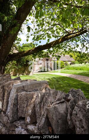 Granai di pietra di Cotswold nel villaggio di Duntisbourne Leer, Gloucestershire Regno Unito Foto Stock