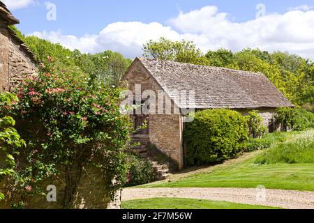 Un granaio di pietra di Cotswold nel villaggio di Duntisbourne Leer, Gloucestershire Regno Unito Foto Stock