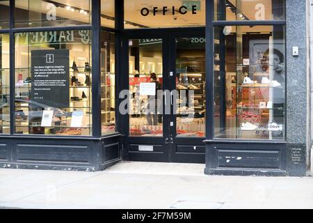 Londra, Regno Unito. 08 aprile 2021 il personale dell'Office Shoe Shop di Richmond, West London prova a trattare con montagne di stock come si preparano ad aprire quando le regole di Coronavirus lo consentono. Andrew Fosker / Alamy Live News Foto Stock