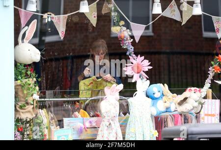 Londra, Regno Unito. 08 aprile 2021 il personale del Mary's Living & Giving Shop for Save the Children a Teddington, West London si prepara ad aprire il 12 aprile quando le regole di Coronavirus lo consentono. Andrew Fosker / Alamy Live News Foto Stock