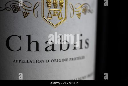 Viersen, Germania - 1 marzo. 2021: Makro closeup di etichetta di bottiglia di vino bianco isolato con il testo della parola chablis Foto Stock