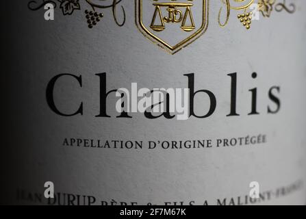 Viersen, Germania - 1 marzo. 2021: Makro closeup di etichetta di bottiglia di vino bianco isolato con il testo della parola chablis Foto Stock