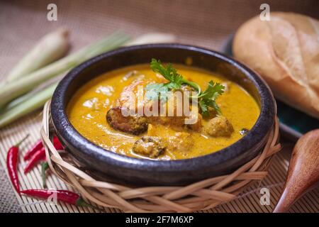 Tradizionale uso di curry vietnamita con pane Foto Stock