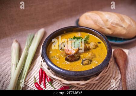 Tradizionale uso di curry vietnamita con pane Foto Stock