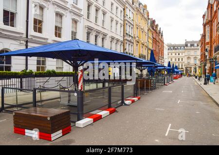 Londra, Regno Unito. 8 aprile 2021. I ristoranti preparano le loro aree salotto all'aperto a Covent Garden mentre le aziende si preparano a riaprire il 12 aprile. Credit: Vuk Valcic/Alamy Live News Foto Stock