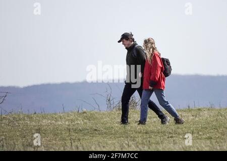 Butser Hill, Petersfield. 8 aprile 2021. Intervalli di sole nel sud dell'Inghilterra oggi. La vista dalla cima di Butser Hill a Petersfield in Hampshire. Credit: james jagger/Alamy Live News Foto Stock