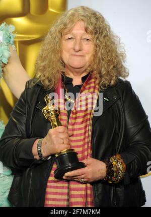 Il Costume Designer Jenny Beavan, vincitore del miglior Costume Design nella sala stampa durante l'ottantottesima cerimonia di Oscar, tenutasi al Dolby Theatre, domenica 28 febbraio 2016 a Hollywood, California. Foto di Jennifer Graylock-Graylock.com 917-519-7666 Foto Stock